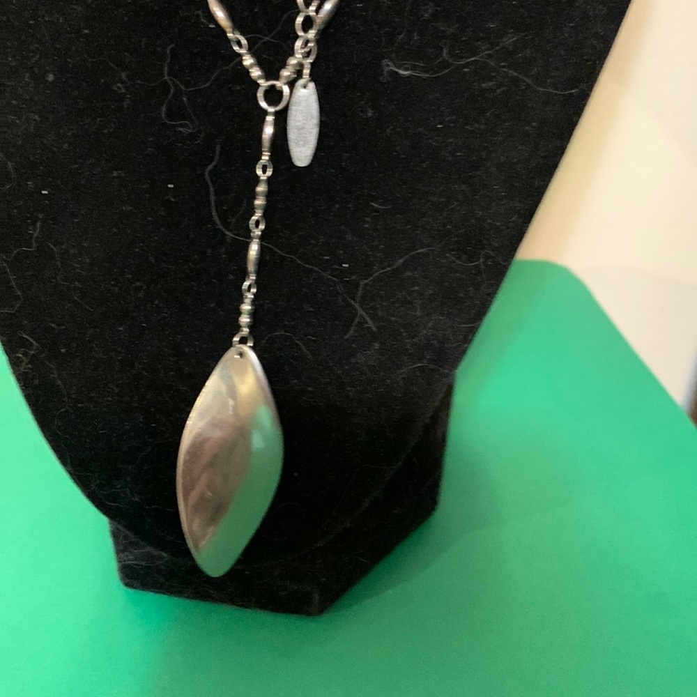 Beautiful Nygard necklace jewelry, 32”, leaf design on pendant
